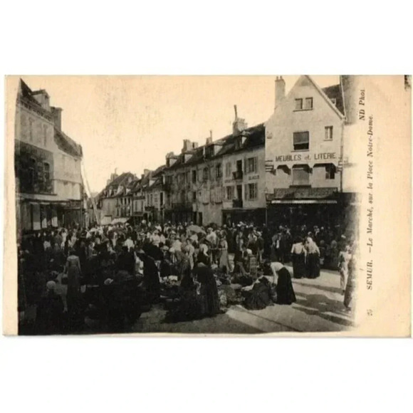 1900s- SEMUR. -Le Marché, sur la Place Notre-Dame Postcard - Picture 1 of 2